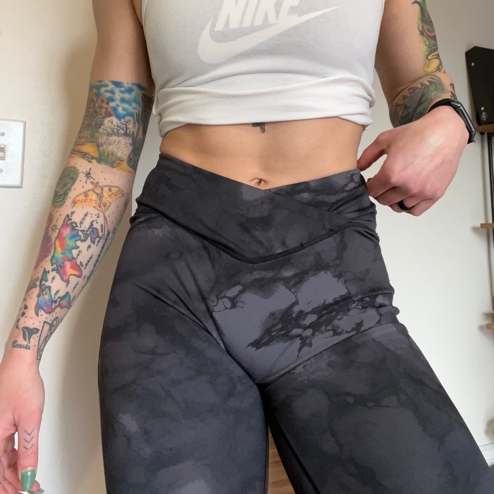 Gray marble x waist leggings with scrunch booty. Size M